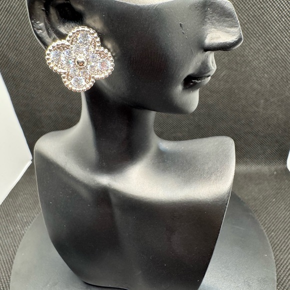 Elegant 18k White Gold Plated Floral Earrings with Zircon stones - Picture 4 of 7